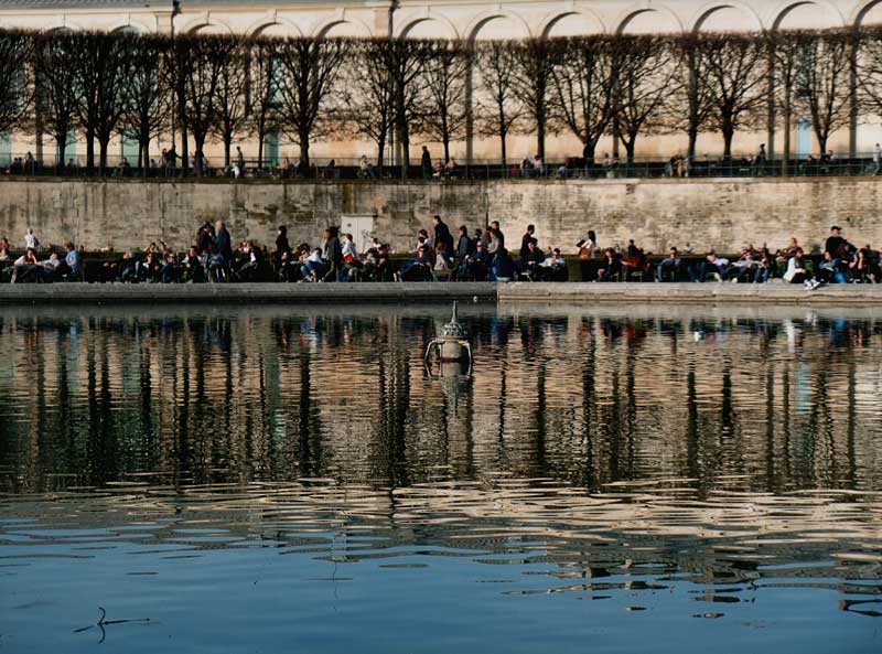 BUISSON Arlette : Reflets sur le bassin des Tuileries / 2015 * Cliquer pour voir l'image en grand